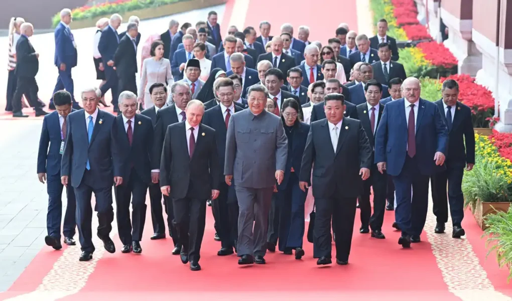 Xi Jinping une fuerzas con Putin y Kim Jong Un: una alianza sin precedentes que estrecha la grieta entre Oriente y Occidente.