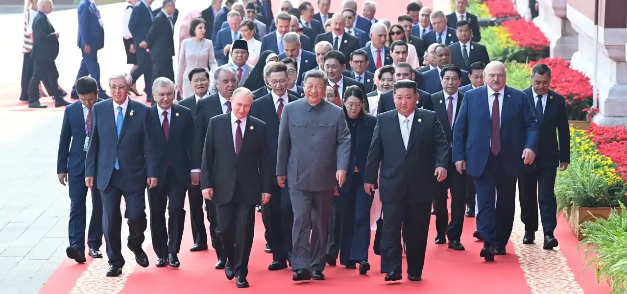 Xi Jinping une fuerzas con Putin y Kim Jong Un: una alianza sin precedentes que estrecha la grieta entre Oriente y Occidente.