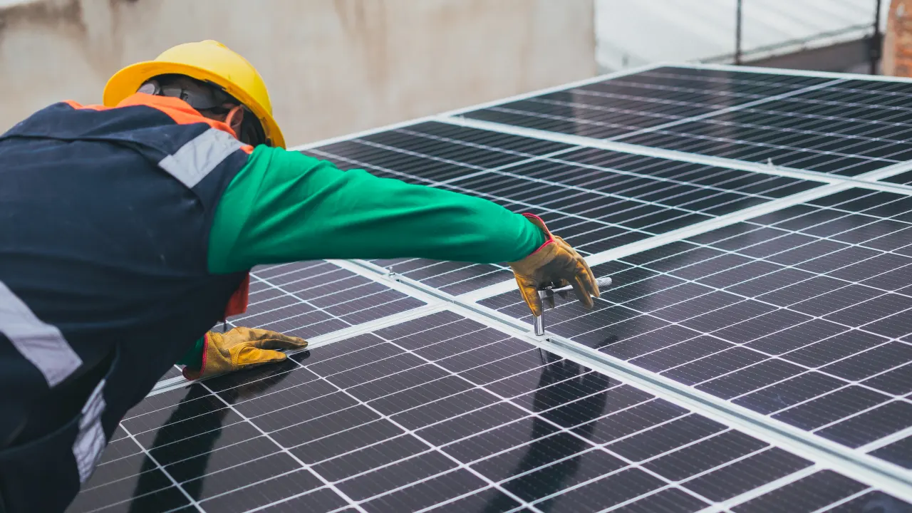 "El impacto energético en la picota: Gobiernistas y expertos exigen rendición de cuentas a Trump sobre la cancelación de inversiones en energía renovable"